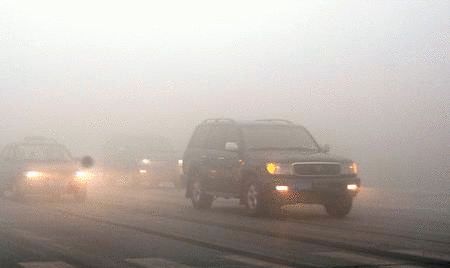 汽車尾氣是灰霾形成的重要因素，因此在車輛繁忙的交通要道，灰霾情況會顯得尤其嚴重，能見度比其他地方更低